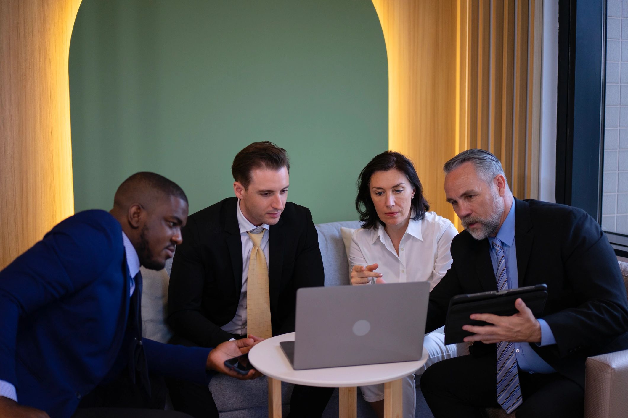 Professionnels en réunion de travail pour illustrer les processus de conformité